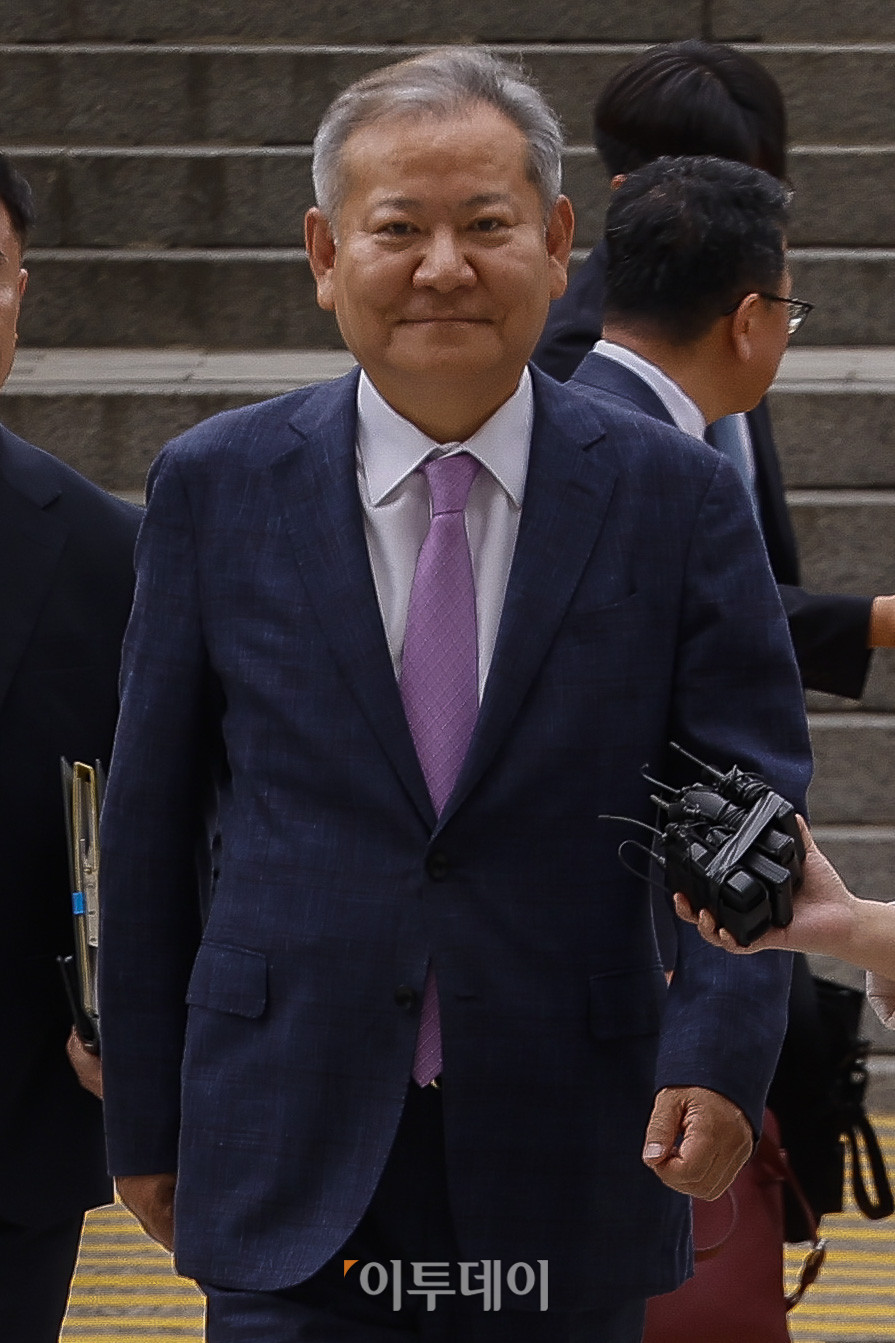 ▲12·3 비상계엄 당시 '언론사 단전·단수'를 지시한 혐의를 받는 이상민 전 행정안전부 장관이 31일 서울 서초구 서울중앙지방법원에서 열린 구속 전 피의자 심문(영장실질심사)에 출석하고 있다. 조현호 기자 hyunho@