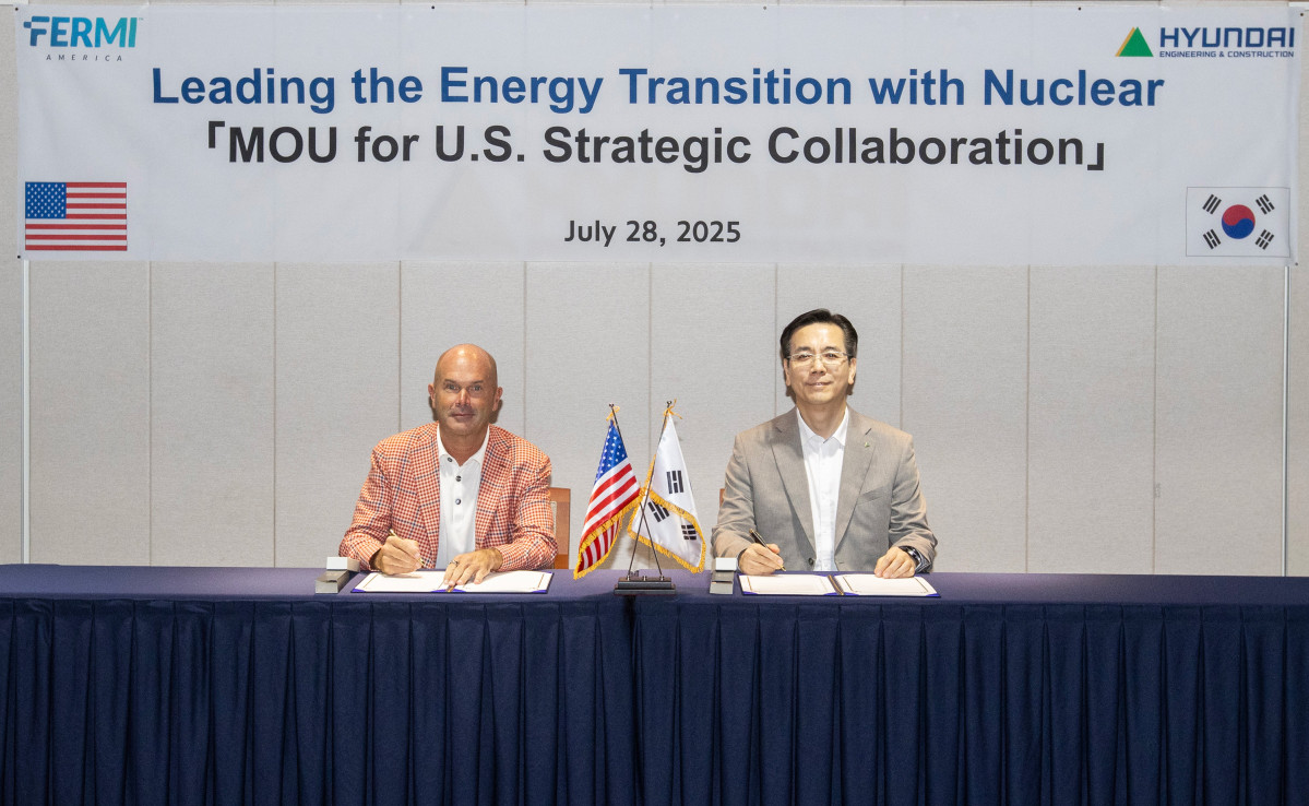 ▲이한우 현대건설 대표(오른쪽)와 토비 노이게바우어 페르미 아메리카  공동 창립자(왼쪽)가 서울 종로구 현대건설 계동사옥에서 ‘첨단 에너지 및 인텔리전스 캠퍼스 공동 개발을 위한 업무협약’을 체결하고 있다. (사진제공=현대건설)