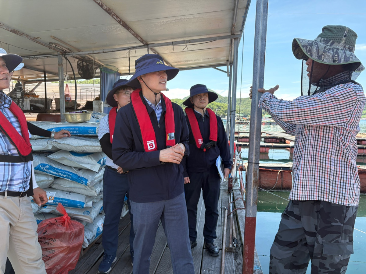 ▲이옥진 수협중앙회 금융지원부대표(사진 가운데)가 30일 경남 통영시에 위치한 양식보험 집중점검 대상 양식장을 찾아 고수온 대비 양식장 관리를 점검하고 있다. (사진제공=수협중앙회)