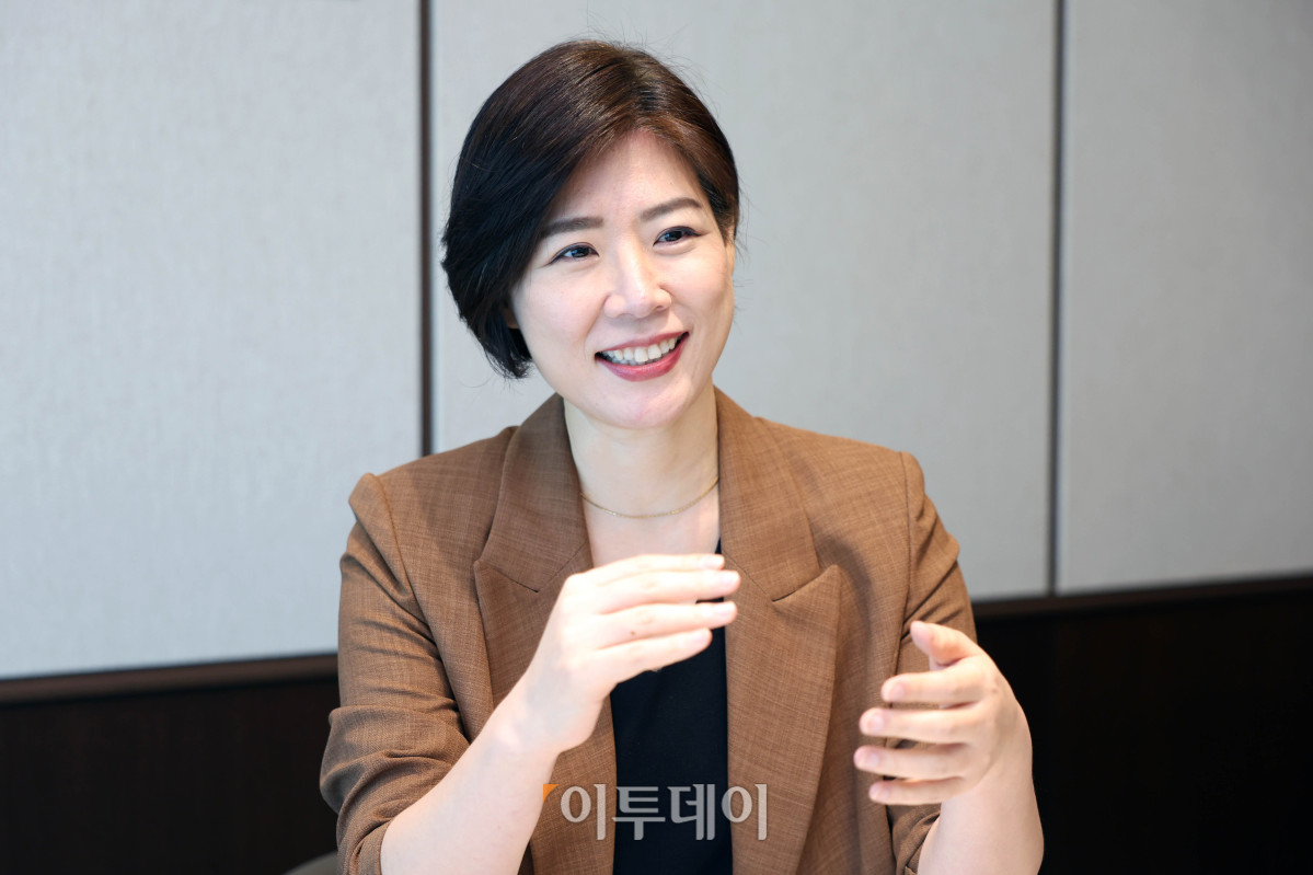▲김도아 우리은행 TCE시그니처센터 PB지점장이 30일 서울 서초구 우리은행 TCE시그니처센터에서 이투데이와 인터뷰를 갖고 있다.  (신태현 기자 holjjak@)