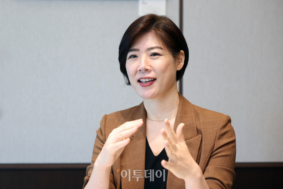 ▲김도아 우리은행 TCE시그니처센터 PB지점장이 30일 서울 서초구 우리은행 TCE시그니처센터에서 이투데이와 인터뷰를 갖고 있다.  (신태현 기자 holjjak@)