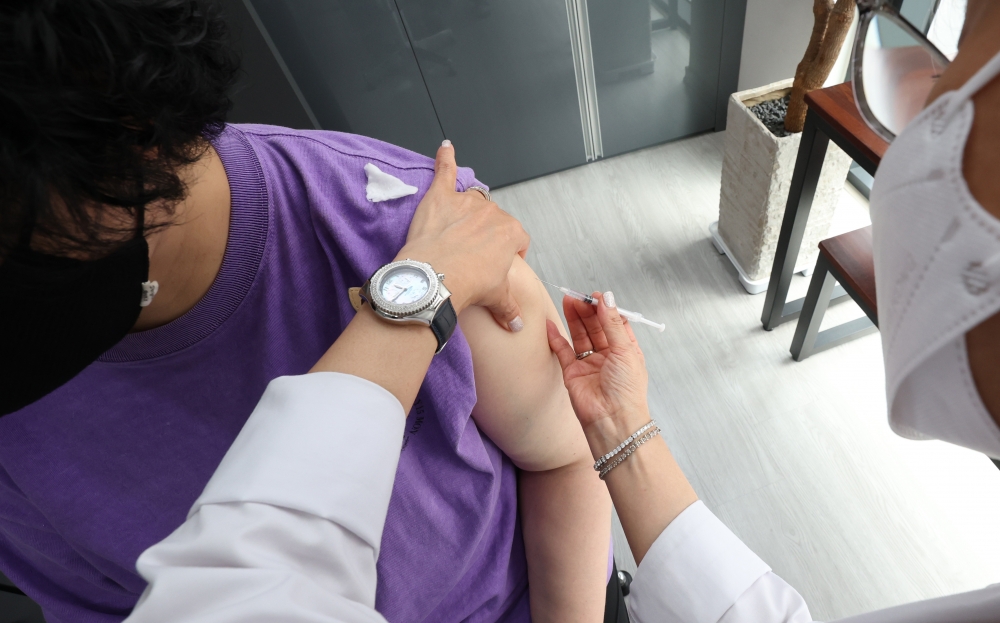 ▲한 시민이 코로나19 백신 접종을 받고 있다. 조현욱 기자 gusdnr8863@ (이투데이DB)