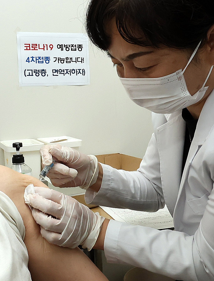 ▲서울의 한 보건소에서 한 어르신이 코로나19 백신 접종을 하고 있다. 조현호 기자 hyunho@ (이투데이DB)