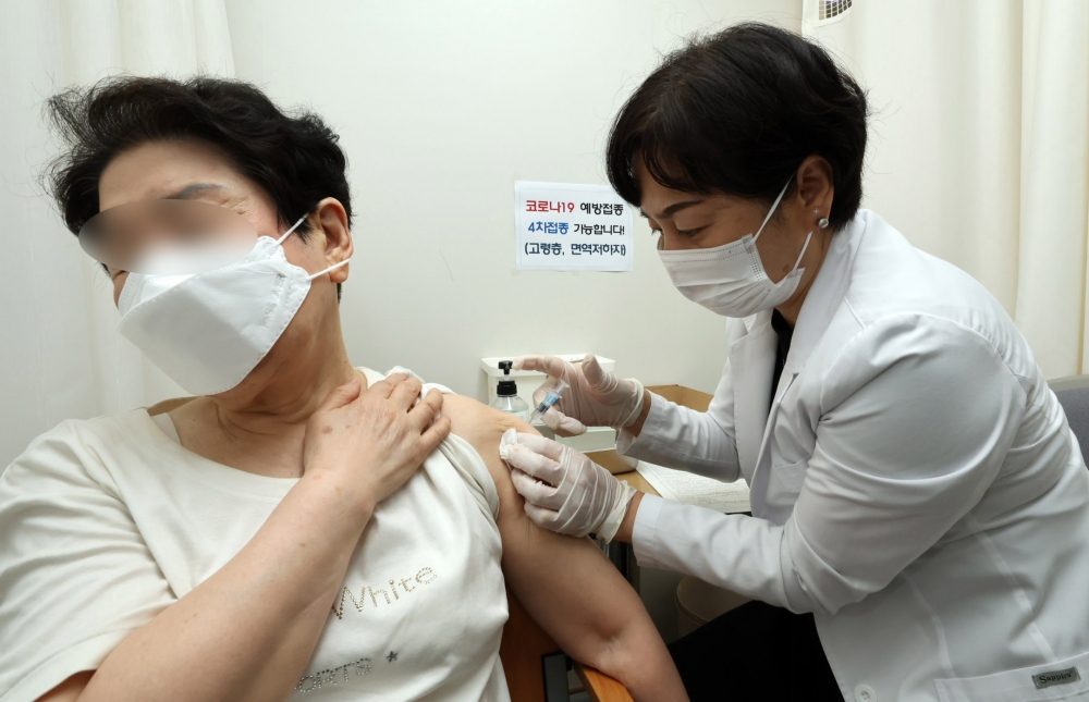 ▲코로나19 감염 예방을 위한 백신 4차 접종 대상자가 기존 '60세 이상과 면역저하자'에서 '50대와 18세 이상 기저질환자'까지 확대된 13일 서울의 한 보건소에서 한 어르신이 백신 4차 접종을 하고 있다. 새로 추가된 4차 접종 대상자에 대한 접종은 오는 18일 시작될 예정이다. 조현호 기자 hyunho@ (이투데이DB)