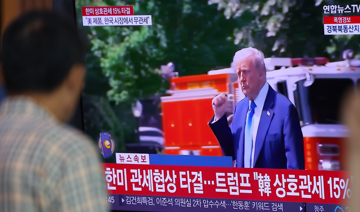 ▲한국과 미국의 관세협상이 타결된 지난달 31일 서울역 대합실에서 한 시민이 관련 뉴스를 시청하고 있다. (연합뉴스)