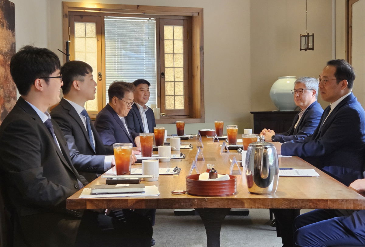 ▲ 31일 서울 중구 달개비에서 2차 수련협의체 회의가 열리고 있다. 이날 회의에 보건복지부에선 김국일 보건의료정책관과 방영식 의료인력정책과장이 참석했다. 의료계에서는 유희철 수련환경평가위원회 위원장, 김원섭 대한수련병원협의회장, 박중신 대한의학회 부회장, 한성존 대한전공의협의회 비상대책위원장, 김동건 대전협 비대위원이 자리했다. (연합뉴스)