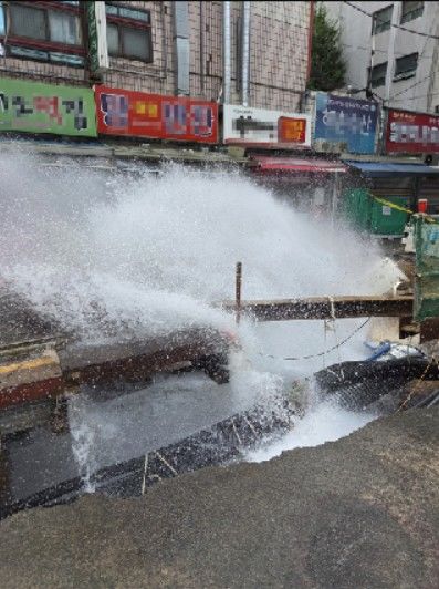 ▲ 31일 오전 6시17분께 광주 서구 금호동 도시철도 공사장 인근 도로 상수도관이 파열됐다. (사진 제공 = 독자)