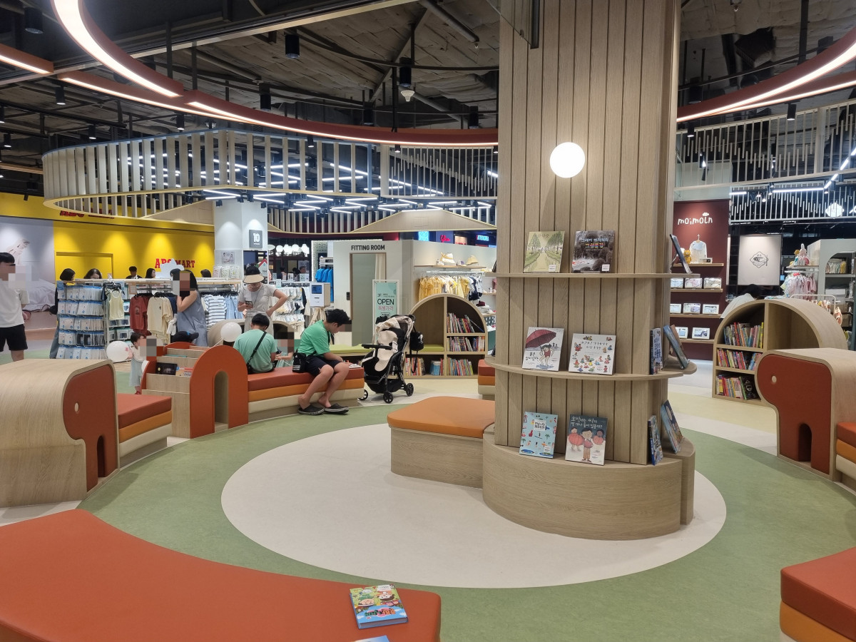 ▲31일 오전 10시 30분께 경기도 화성시 스타필드 마켓 동탄점 3층에 새롭게 조성된 키즈 그라운드 모습. 젊은 3040대 부모들과 영유아들이 책을 읽거나 쉬며 시간을 보내고 있었다.  (유하영 기자 haha@)