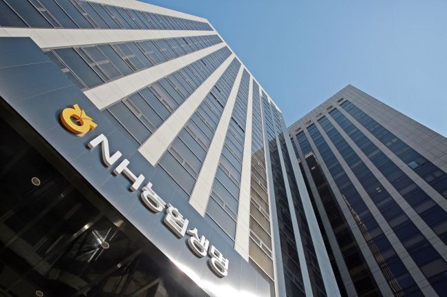 ▲국정감사에서 NH농협생명의 리베이트 의혹이 제기된 28일, 서울의 한 NH농협은행 고층 건물 외관이 맑은 날씨에 도시의 전경과 함께 보이고 있다. ((사진제공=NH농협생명))