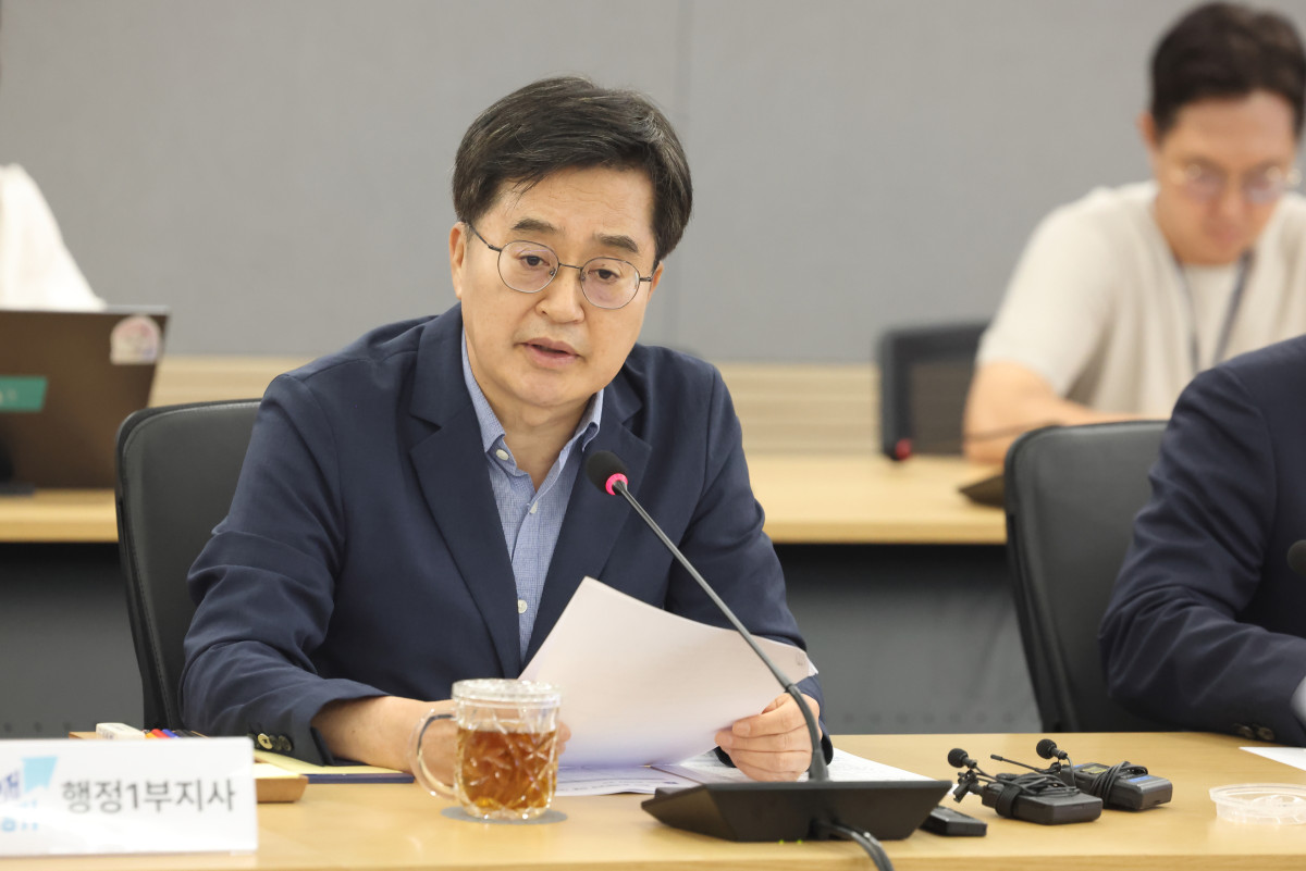 ▲31일 오후 경기도청 서희홀에서 김동연 경기도지사가 김성중 행정1부지사, 고영인 경제부지사 등이 참석한 한미관세 협상 타결에 따른 경기도 특별지원대책 회의에서 모두발언을 하고있다. (경기도)