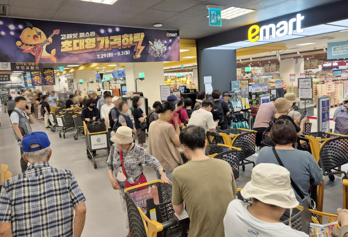 ▲7월 29일 고래잇 페스타 행사 첫날 이마트 용산점에 고객들이 줄을 서 있다.  (사진제공=이마트)