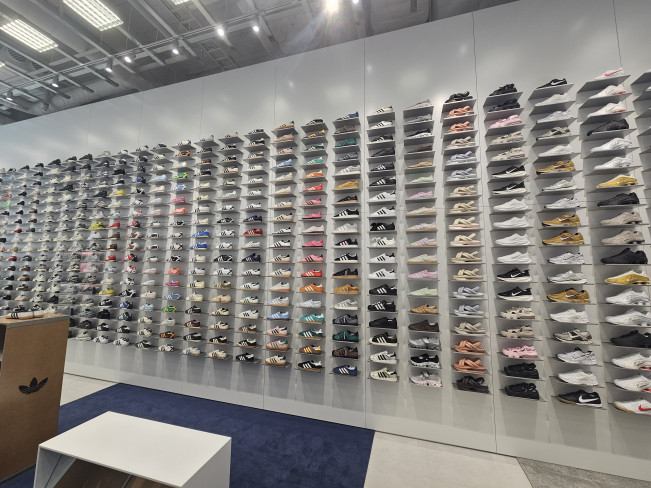 ▲무신사 스토어 강남 1층 벽면에 마련된 '슈즈월'이 보이고 있다.  (정영인 기자 oin@)