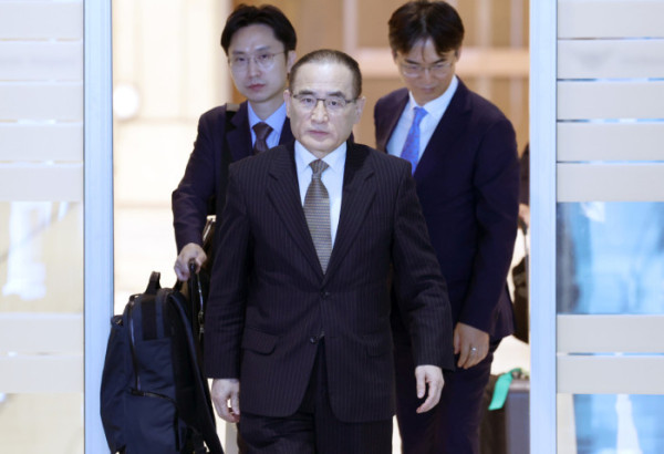 ▲위성락 대통령실 국가안보실장이 6일 오전 인천국제공항 제2여객터미널에서 미국으로 출국하고 있다. 2025.07.06. (뉴시스)