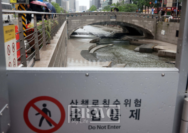 ▲본격적인 장마가 시작, 서울에 호우주의보가 경기·인천에 호우경보가 발령된 20일 서울 청계천 산책로의 출입이 통제돼 있다. 신태현 기자 holjjak@(이투데이DB)