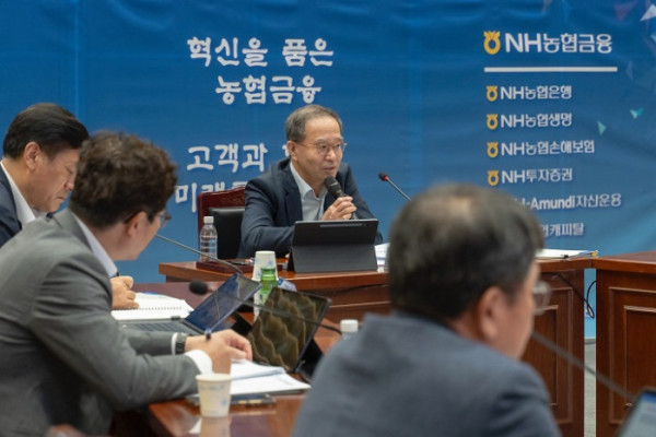 ▲이찬우 NH농협금융지주 회장이 농협금융 고객전략협의회를 주재하고 있다.(NH농협금융지주 )