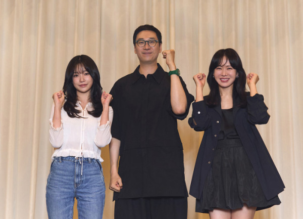 ▲'버라이어티' 조유리(왼쪽부터), 김용훈 감독, 손예진(사진제공=넷플릭스)