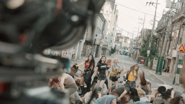 ▲블랙핑크 '뛰어(JUMP)' 촬영 비하인드(사진제공=YG엔터테인먼트)