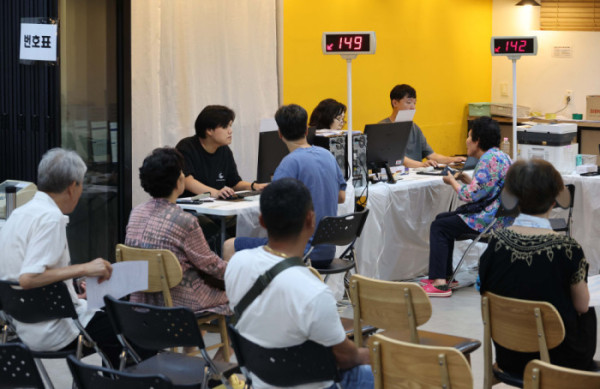 ▲민생회복 소비쿠폰 신청이 시작된 21일 서울 동작구 대방동주민센터 작은도서관에서 시민들이 소비쿠폰 신청을 하고 있다. 신태현 기자 holjjak@(이투데이DB)