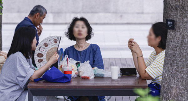 ▲절기상 본격적인 더위가 시작된다는 소서(小暑)이자 서울 전역에 올여름 첫 폭염경보가 발령된 7일 서울 종로구 광화문광장 나무그늘 아래에서 시민들이 더위를 피하고 있다. 기상청은 이날 오전 10시를 기해 서울 전역에 폭염경보를 발효했다. 올여름 첫 폭염경보는 지난해보다 18일 이르게 발효됐다. 조현호 기자 hyunho@(이투데이DB)