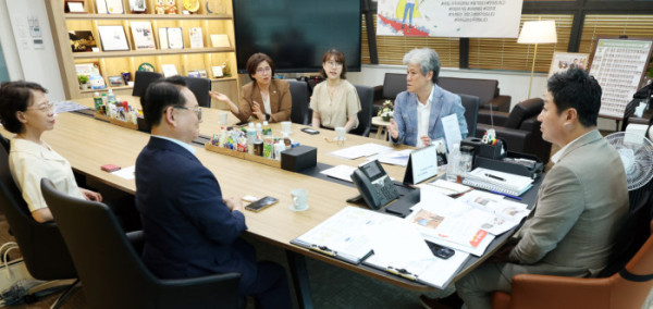 ▲28일, 경기도의회 의장실에서 열린 ‘공공 치과병원 설립 추진 간담회’에서 참석자들이 고령층과 치매환자 대상 공공 치과 진료체계 마련 방안에 대해 논의하고 있다.(대한치매구강건강협회 제공)
