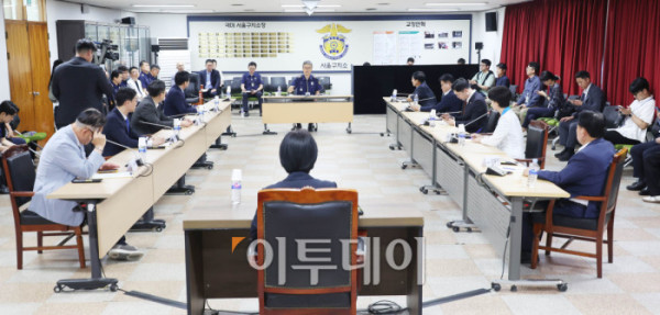 ▲31일 전현희 위원장과 장경태 의원 등 특위 소속 의원 10여명이 여당의 '3대특검(내란·김건희·순직해병) 종합대응 특별위원회' 첫 일정으로  윤석열 전 대통령이 수감된 경기 의왕시 서울구치소를 방문해 김현우 서울구치소장과 면담하고있다. 국회사진기자단