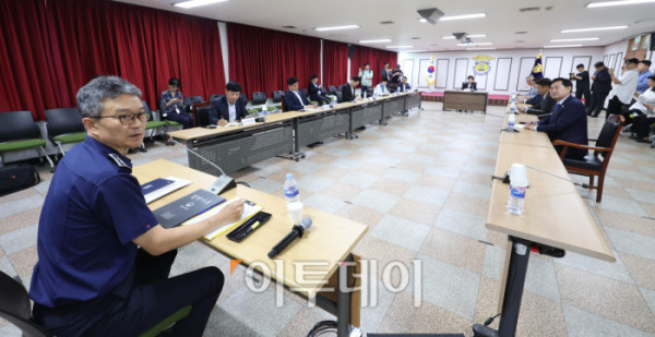 ▲31일 전현희 위원장과 장경태 의원 등 특위 소속 의원 10여명이 여당의 '3대특검(내란·김건희·순직해병) 종합대응 특별위원회' 첫 일정으로  윤석열 전 대통령이 수감된 경기 의왕시 서울구치소를 방문해 김현우 서울구치소장과 면담하고있다. 국회사진기자단