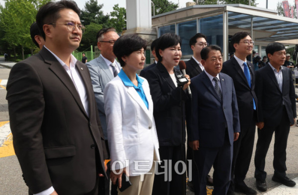 ▲31일 전현희 위원장과 장경태 의원 등 특위 소속 의원 10여명이 여당의 '3대특검(내란·김건희·순직해병) 종합대응 특별위원회' 첫 일정으로  윤석열 전 대통령이 수감된 서울구치소를 방문한 가운데 면담 전 구치소앞에서 브리핑을 하고 있다. 국회사진기자단 