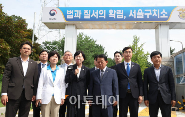 ▲31일 전현희 위원장과 장경태 의원 등 특위 소속 의원 10여명이 여당의 '3대특검(내란·김건희·순직해병) 종합대응 특별위원회' 첫 일정으로  윤석열 전 대통령이 수감된 서울구치소를 방문한 가운데 면담 전 구치소앞에서 브리핑을 하고 있다. 국회사진기자단 