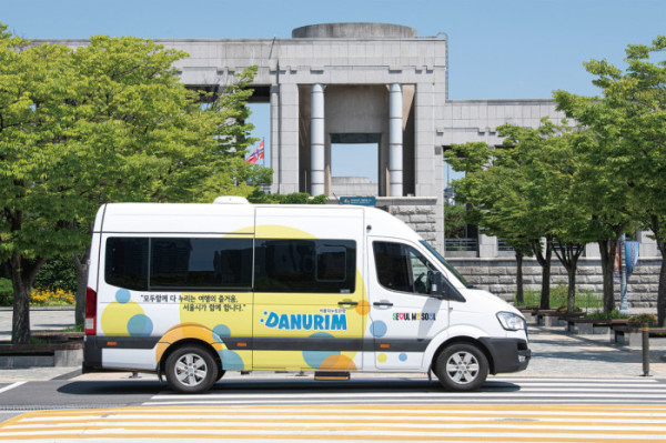 ▲서울시가 관광약자를 대상으로 운영하는 다누림버스.(서울관광재단)