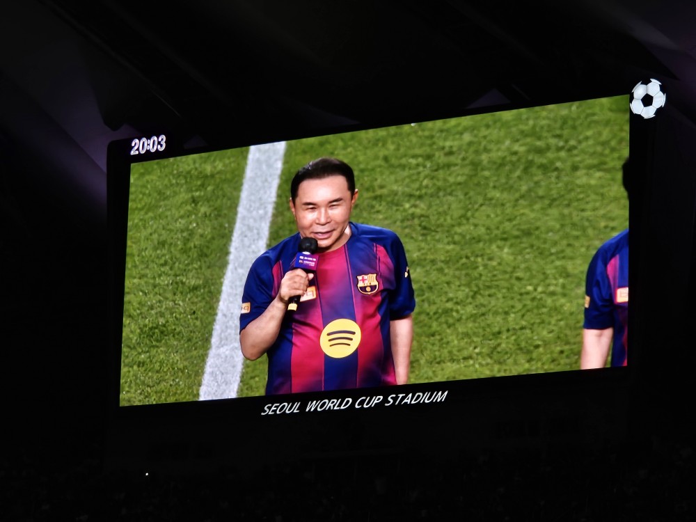 ▲윤홍근 BBQ 회장이 지난달 31일 서울 마포구 서울상암월드컵 경기장에서 열린 FC바르셀로나와 FC서울 친선 경기 시작 전 인사말을 전하고 있다. (문현호 기자 m2h@)