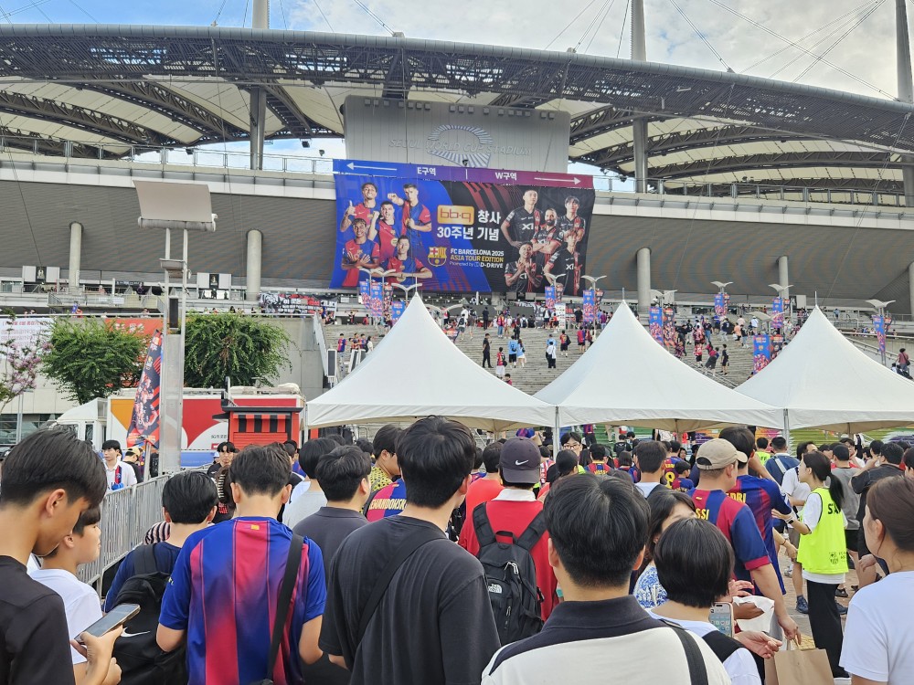 ▲지난달 31일 FC바르셀로나와 FC서울 친선 경기가 열리는 서울 마포구 서울상암월드컵 경기장 앞에 관중들이 가득하다. (문현호 기자 m2h@)