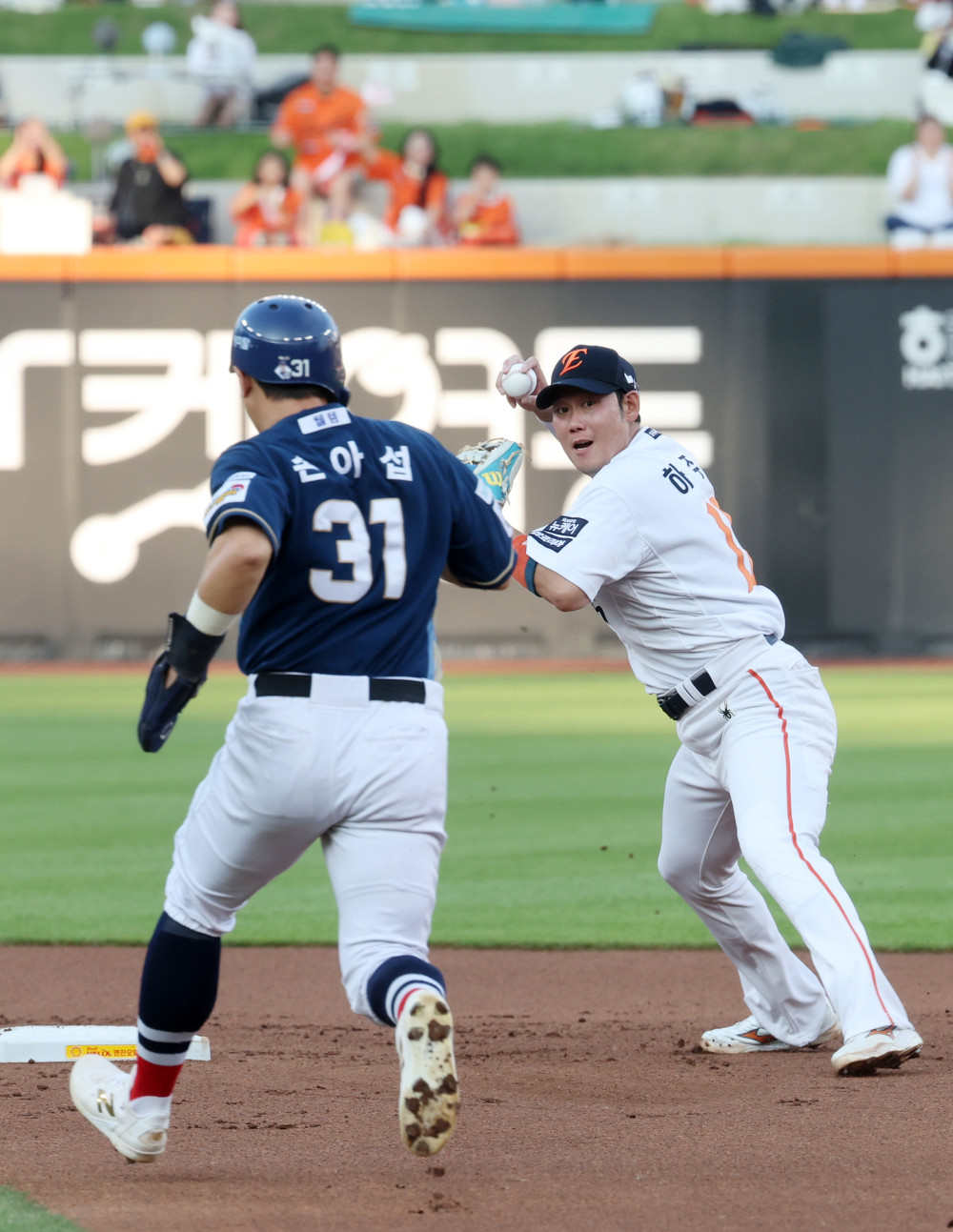 ▲이제는 같은 팀이 된 한화 이글스 하주석과 손아섭 (연합뉴스)