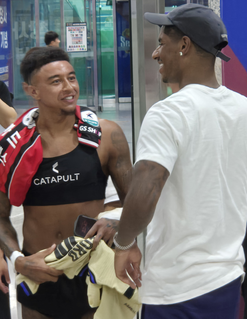 ▲31일 서울월드컵경기장에서 열린 FC바르셀로나 2025 아시아투어 에디션 FC서울과 FC바르셀로나의 경기 종료 후 FC서울 린가드와 FC바르셀로나 래시포드가 믹스드존에서 만나 대화하고 있다.  (연합뉴스)