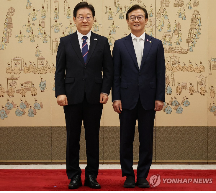 ▲이재명대통령이 전재수 해양수산부장관을 임명하고 기념사진을 찍고 있다 (연합뉴스)