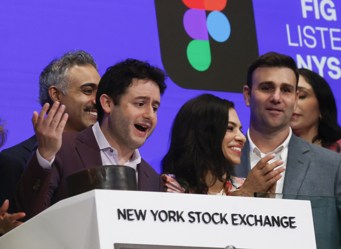 ▲딜런 필드 피그마 공동 창업자 겸 최고경영자(CEO)가 31일(현지시간) 뉴욕증권거래소에서 개장 종을 울리고 있다. (뉴욕/UPI연합뉴스)