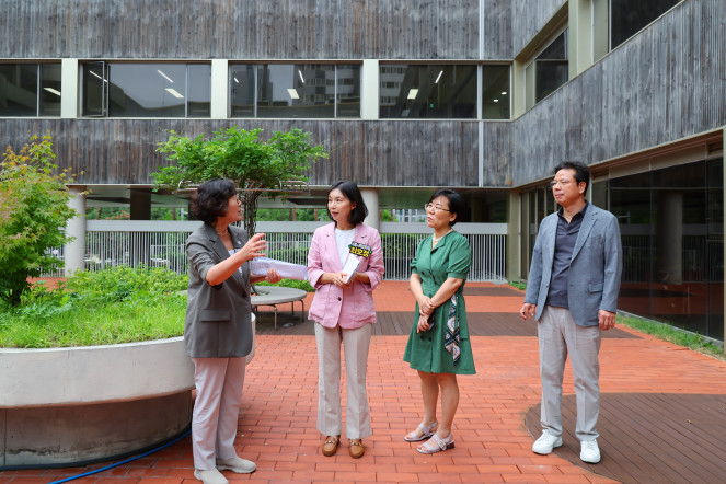 ▲최호정(왼쪽 두 번째) 서울시의장이 강서구 서진학교를 방문해 설명을 듣고 있다. (사진제공=서울시의회)