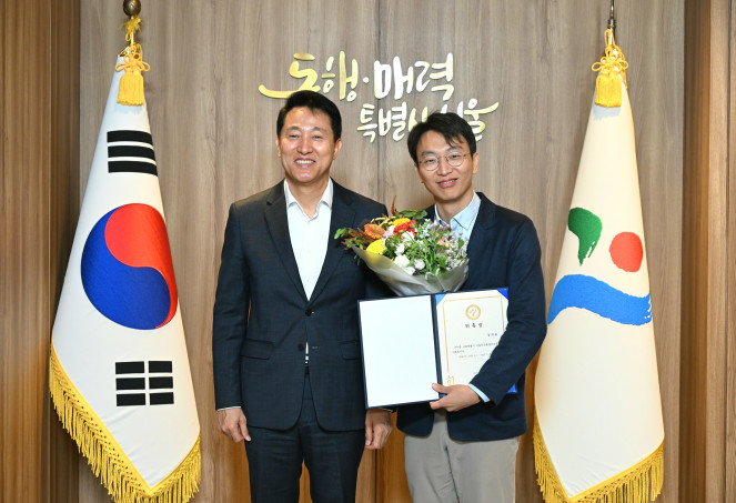 ▲오세훈(왼쪽) 서울시장이 1일 정희원 건강총괄관 임명식 직후 기념촬영을 하고 있다.  (사진제공=서울시)