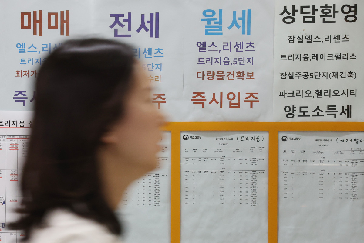 ▲서울 시내 한 부동산에 게재된 전월세, 매매 매물 안내문. (사진제공=연합뉴스)