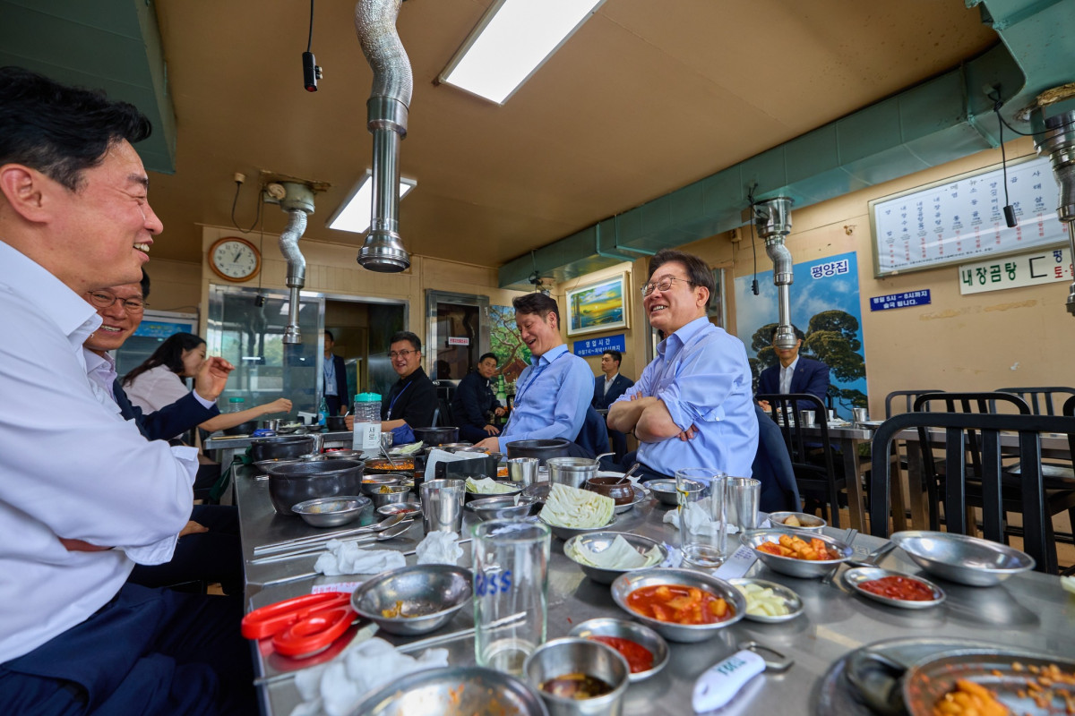 ▲이재명 대통령이 31일 서울 삼각지역 인근 한 식당에서 강훈식 비서실장 등 참모진과 점심 식사를 하고 있다.  (강훈식 대통령 비서실장 페이스북)