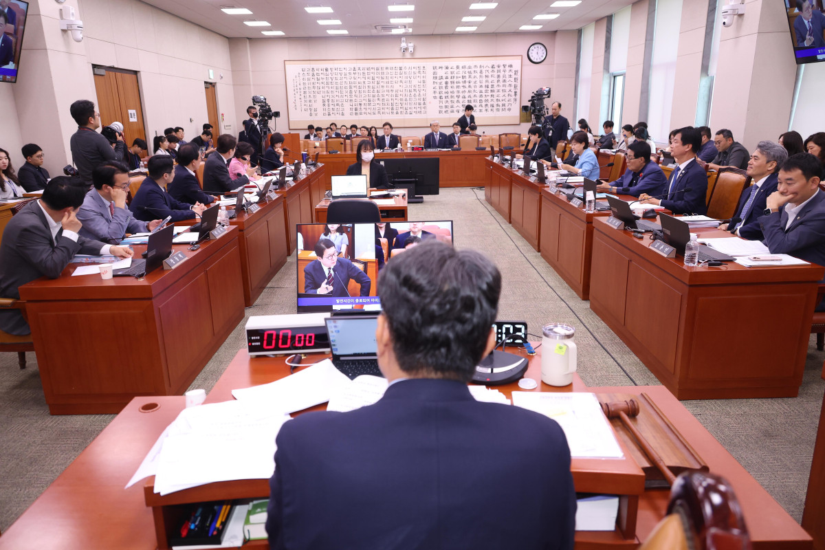 ▲이춘석 국회 법제사법위언장이 9일 오후 서울 여의도 국회에서 열린 법제사법위원회 전체회의에서 회의를 주재하고 있다. 2025.07.09.  (뉴시스)