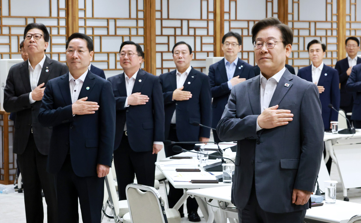 ▲이재명 대통령이 1일 서울 용산 대통령실 청사에서 열린 전국 시도지사 간담회에서 국민의례를 하고 있다. (대통령실통신사진기자단) 2025.08.01. (뉴시스)