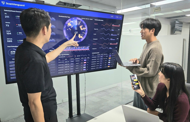 ▲SKT 직원들이 스캠뱅가드를 시연하고 있다. (사진제공=SK텔레콤 뉴스룸 )