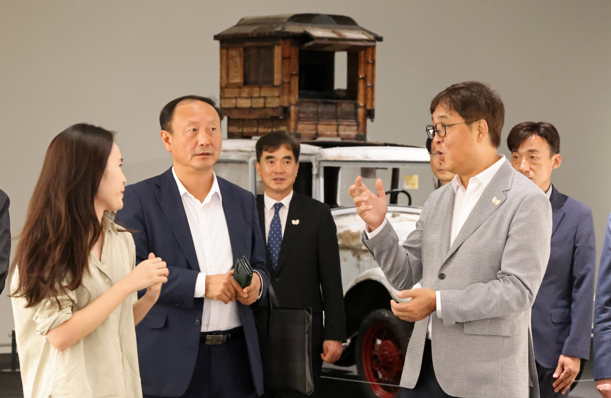 ▲신임 최휘영 문화체육관광부 장관이 1일 취임 후 첫 일정으로 아시아태평양경제협력체(APEC) 정상회의’ 개최지인 경주를 찾아 우양미술관을 살펴보고 있다. (문화체육관광부)