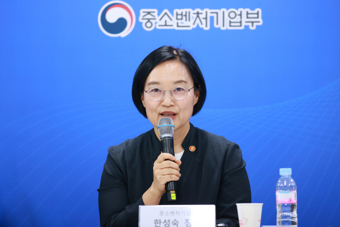 ▲한성숙 중소벤처기업부 장관이 30일 오후 서울 종로구 소상공인시장진흥공단 서울중부센터에서 열린 '소상공인 회복과 안전망 확충을 위한 릴레이 간담회'에서 인사말을 하고 있다. 2025.7.30. (연합뉴스)