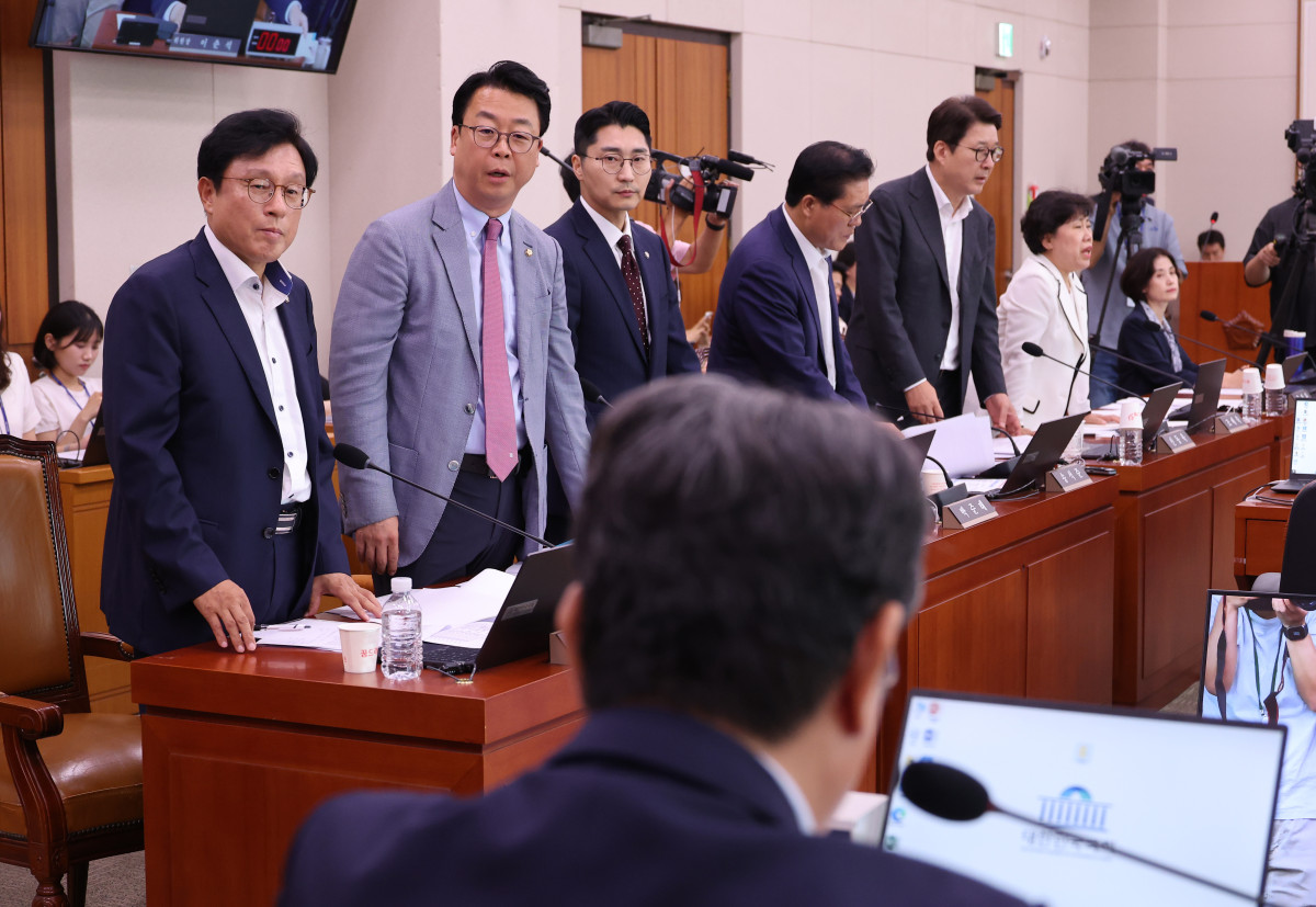 ▲1일 서울 여의도 국회에서 방송 3법, 노란봉투법, 상법 등 을 심의, 의결하기 위해 열린 법제사법위원회 전체회의에서 방송 3법이 통과되고 있는 가운데 법사위 국민의힘 간사 박형수 의원을 비롯한 의원들이 토론 종결 등 위원회 운영에 대해 이춘석 위원장에게 항의하고 있다. (연합뉴스)