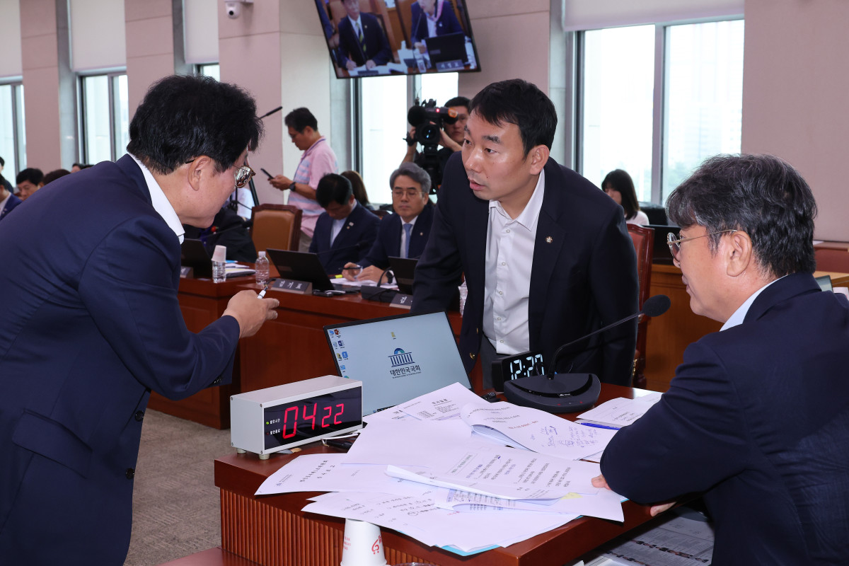 ▲1일 서울 여의도 국회에서 방송 3법, 노란봉투법, 상법 등 을 심의, 의결하기 위해 열린 법제사법위원회 전체회의에서 국민의힘 간사 박형수 의원, 이춘석 위원장, 더불어민주당 김용민 간사가 대화하고 있다. (연합뉴스)