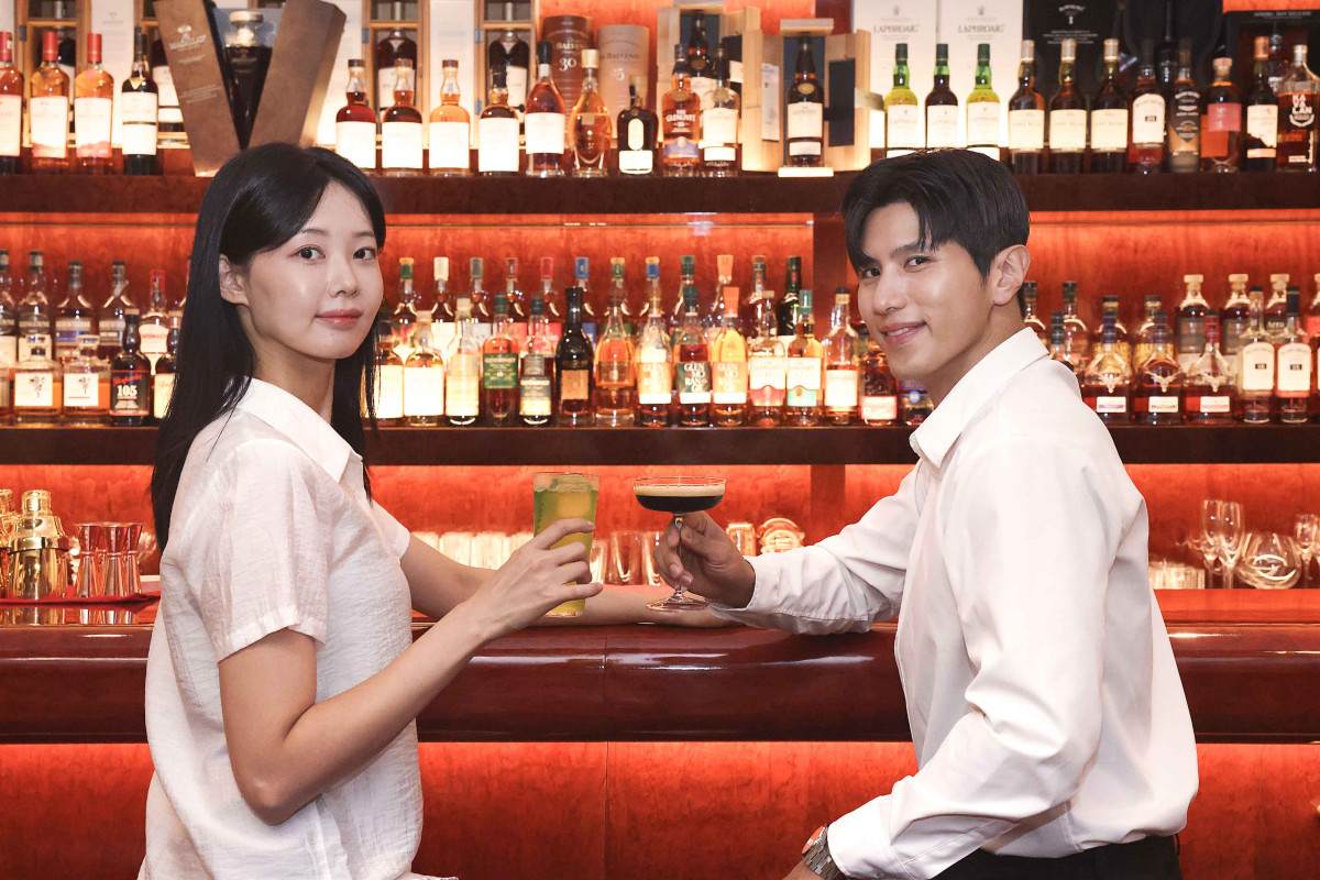 ▲모델들이 신세계백화점 강남점 하우스오브신세계 지하 1층에 오픈한 슈퍼스타 by 폴스타바 매장에서 칵테일을 즐기고 있다.  (사진제공=신세계백화점)