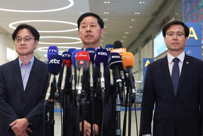 ▲미국과의 무역 협상을 마친 구윤철 경제부총리(가운데)와 김정관 산업통상자원부 장관(왼쪽), 여한구 통상교섭본부장이 1일 인천국제공항 제2여객터미널을 통해 귀국해 취재진과 인터뷰하고 있다. (연합뉴스)