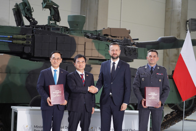 ▲안규백(왼쪽 두 번째) 국방부 장관과 브와디스와프 코시니악-카미슈(세 번째) 폴란드 부총리 겸 국방장관, 아르뚜르 쿱텔(네 번째) 폴란드 군비청장, 이용배(첫 번째) 현대로템 대표이사 사장이 1일(현지시간) 폴란드 글리비체에서 진행된 폴란드 K2 전차 2차 이행계약 서명식에서 기념촬영을 하고 있다. (사진제공=현대로템)