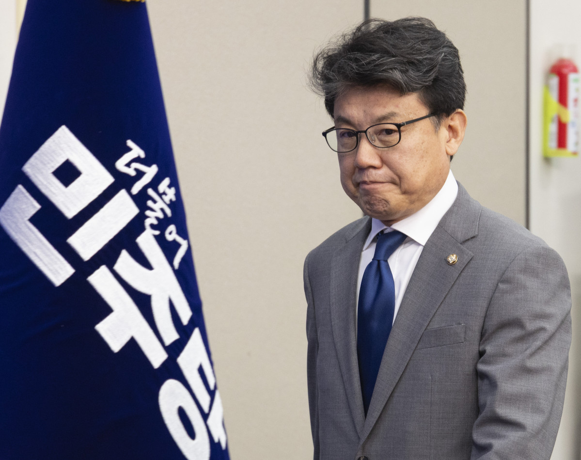 ▲더불어민주당 진성준 정책위의장이 1일 국회에서 열린 최고위원회의에 입장하고 있다.